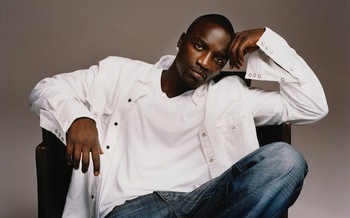 Akon_sitting.jpg